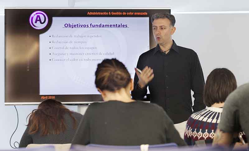 Aurelio Burgueño explicando datos sobre gestión de color en artes gráficas